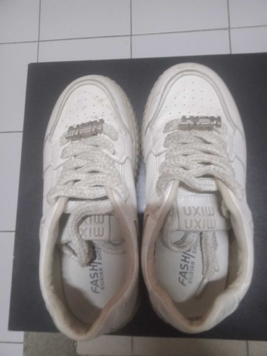 Женские кроссовки