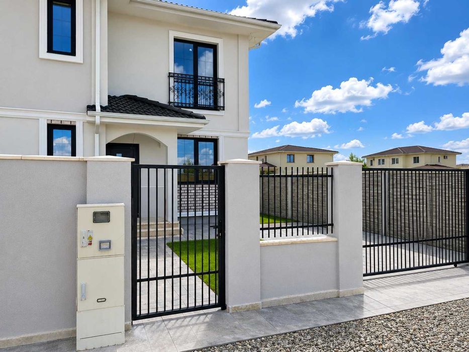 Casa jumatate duplex Mosnita Noua, pozitie excelenta, cartier Europa, toate utilitatile, proprietar