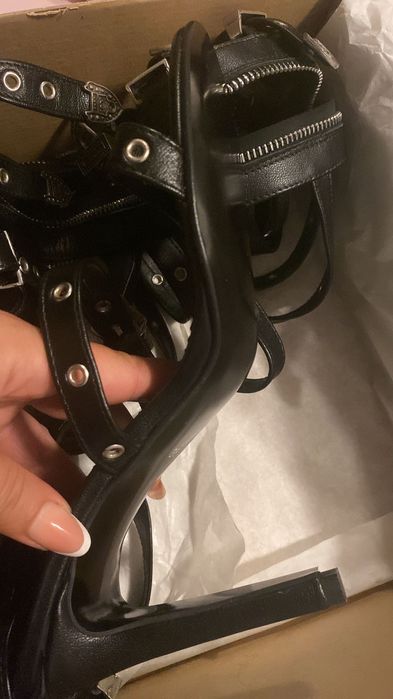 Sandale din piele cu bretele peste genunchi