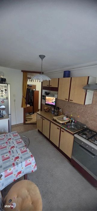 Apartament 3 camere, 2 bai, 2 beciuri, balcon mare, 2 locuri de parcar
