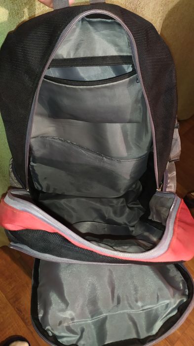 Продам красный рюкзак.