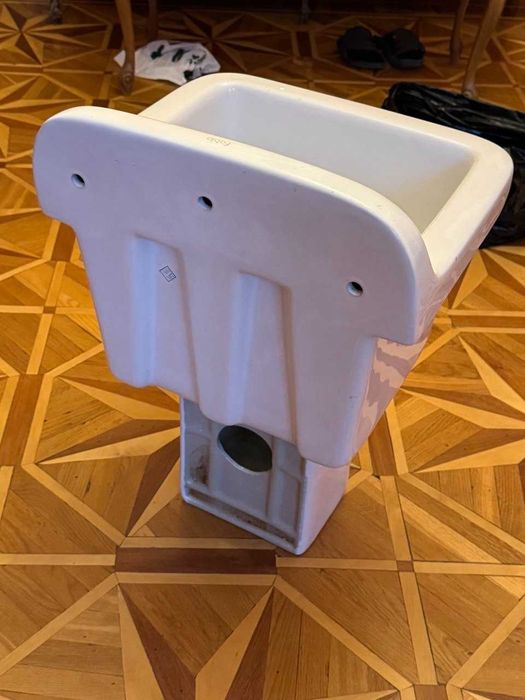 Раковина белая с пьедесталом фирмы Fabia