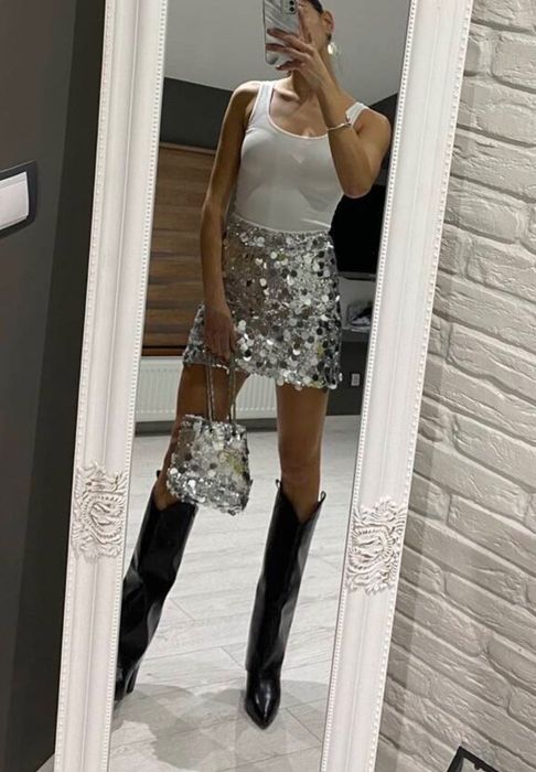 Пола със сребърни пайети