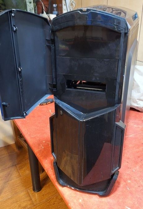 Sursa Segotep cu carcasa Thermaltake