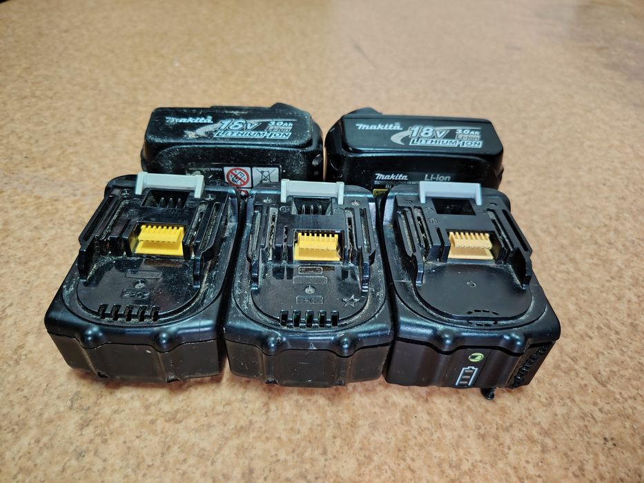 Vând baterii Makita defecte