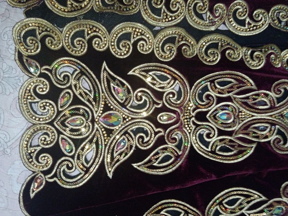 Zar xalat va toʻr dastroʻmoli bilan