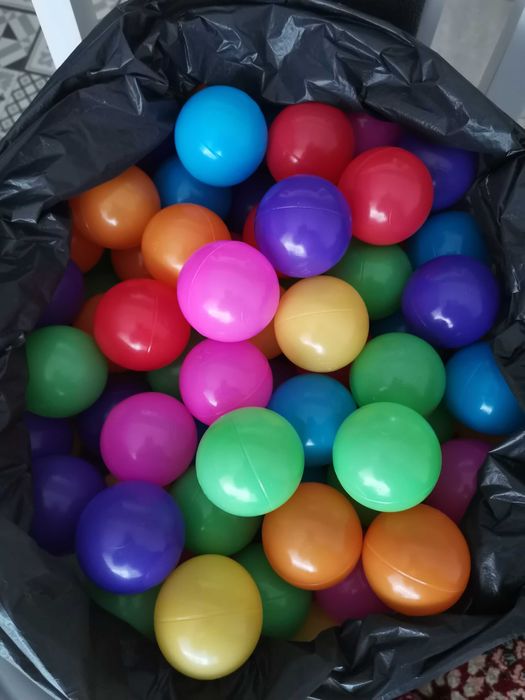 Bile din plastic 100 bucăți.