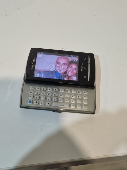 Super telefon Sony Ericsson cu tastatura laterala. Pret / bucata.