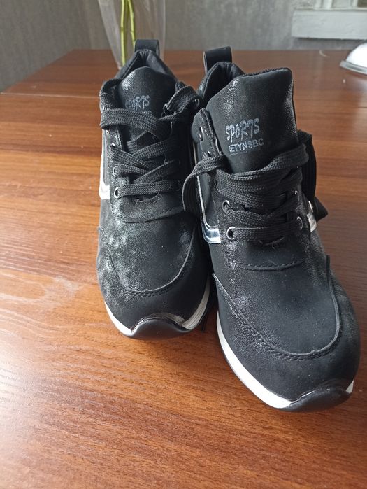 Продам кроссовки