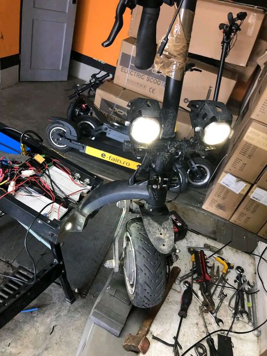 Repar trotinete, triciclete, biciclete și scutere electrice.