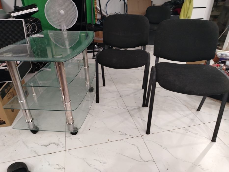 Стеклянный столик на колёсах