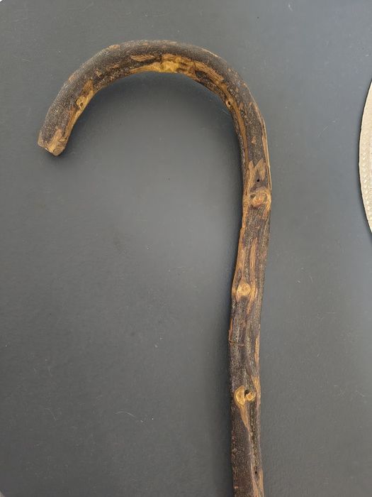 Baston tradițional din lemn masiv, model rustic cu mâner curbat