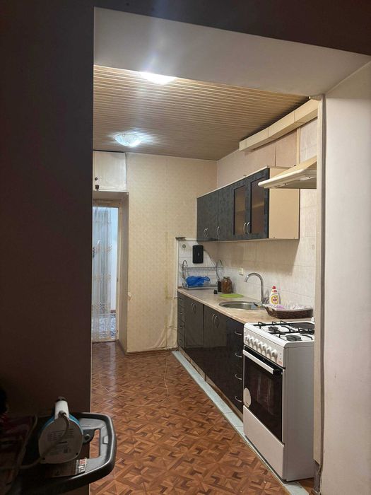 Юнусобод тумани 18-мавзеда кирпичний 77 серияли 3/4/4 СРОЧНО Сотилади.