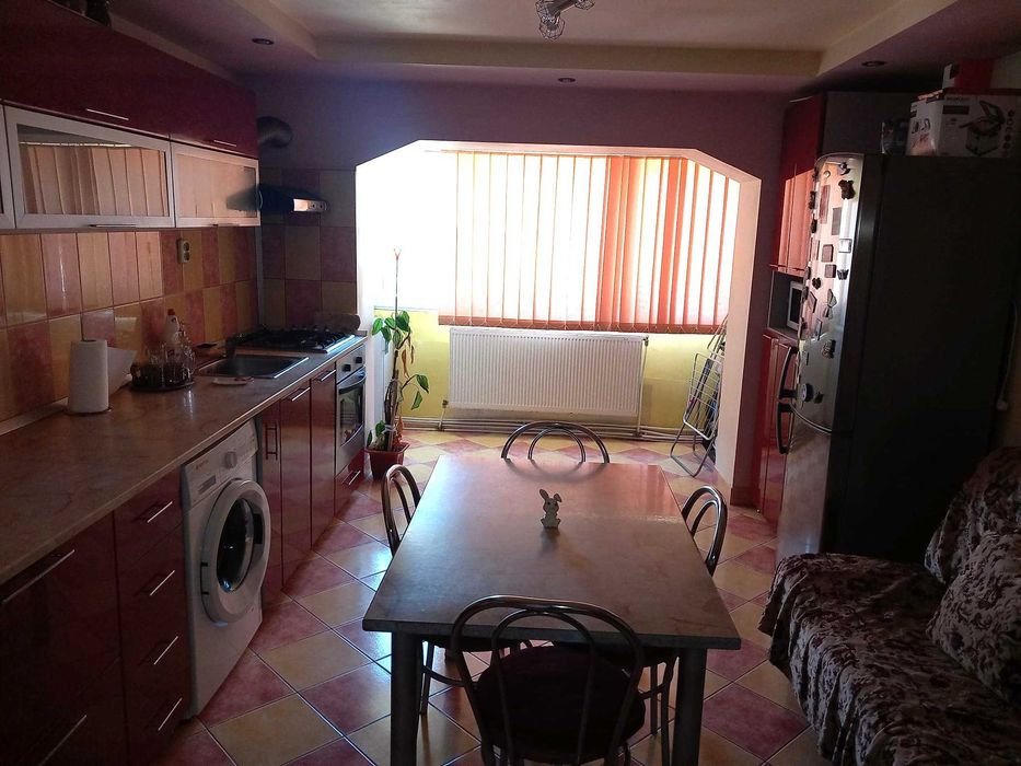 Vând APARTAMENT (65 mp.) 2 CAMERE + Living mare (camere decomandate)