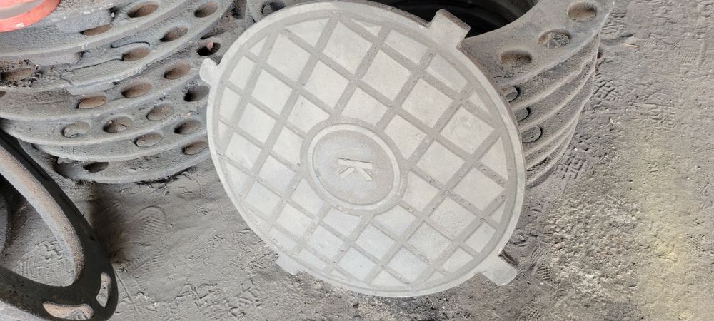 Канализационные чугунные люки, дождеприёмные решетки и пр.
