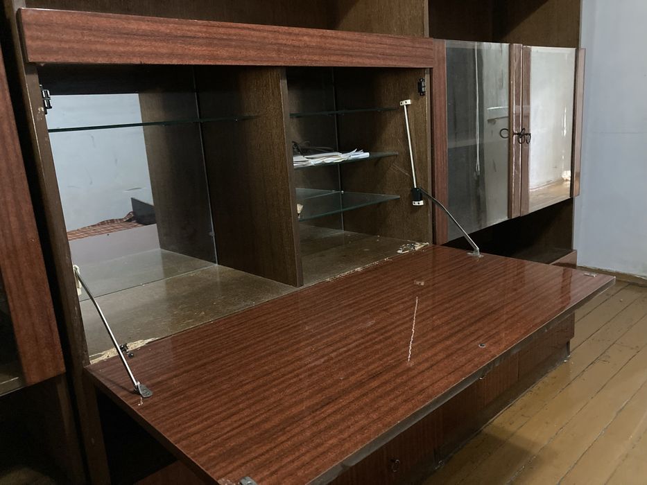 Стенка старая в хорошем состоянии