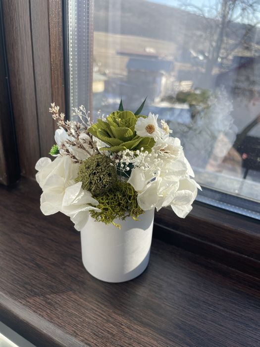 Mini cutie cu flori stabilizate