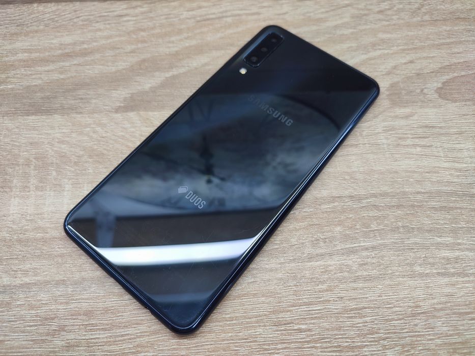 Samsung Galaxy A7 (2018) 64GB 4GB RAM Blue IMPECABIL oferta 299 lei
