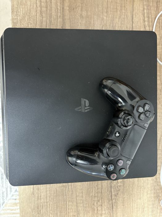 Продам б/у PS 4 с играми