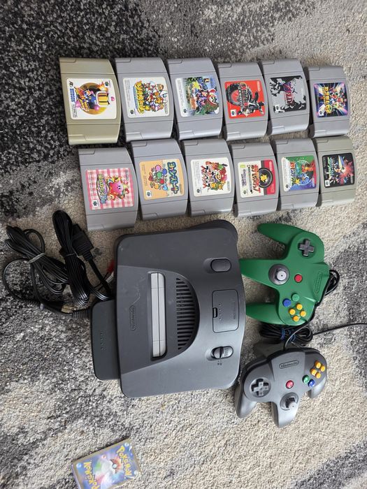 Vand Nintendo 64 ediție Japonia alături de 15 casete