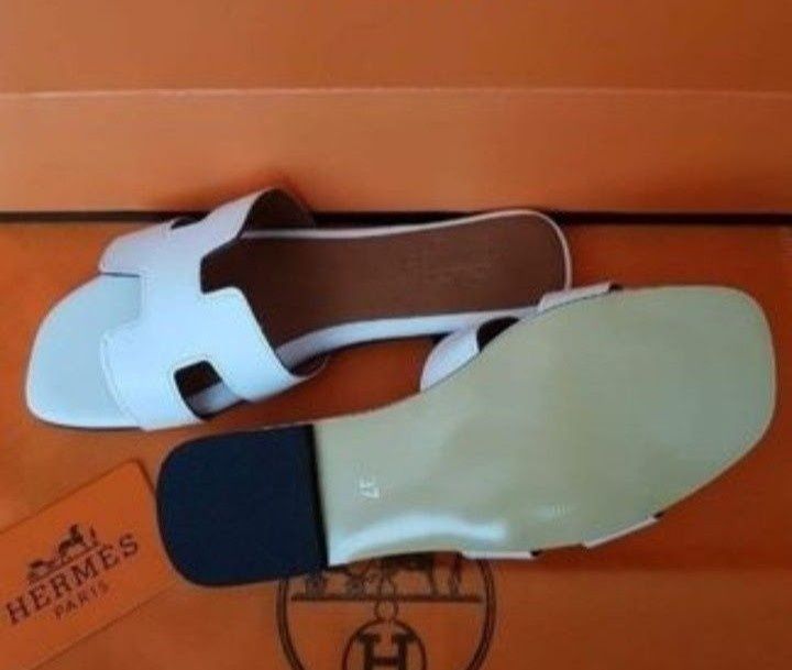 Papuci/șlapi albi,diverse mărimi,saculet, etichetă