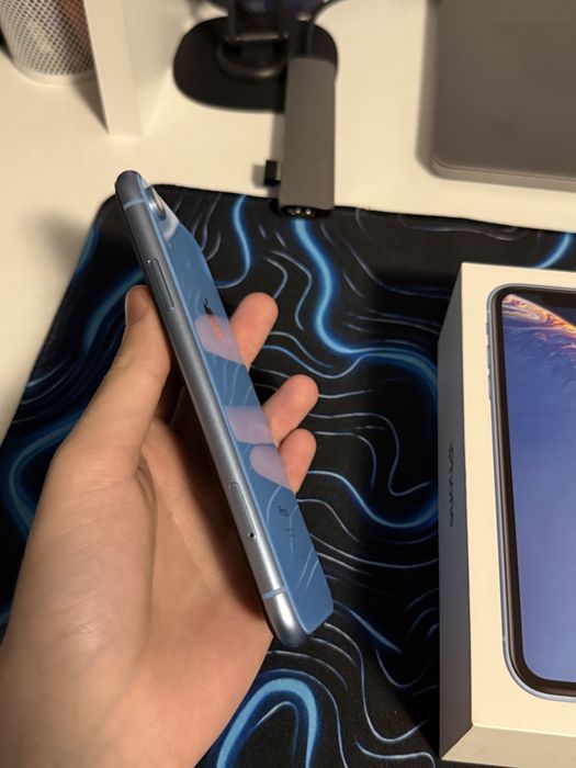 iPhone XR Blue 64GB пълен комплект подарък три калъфа