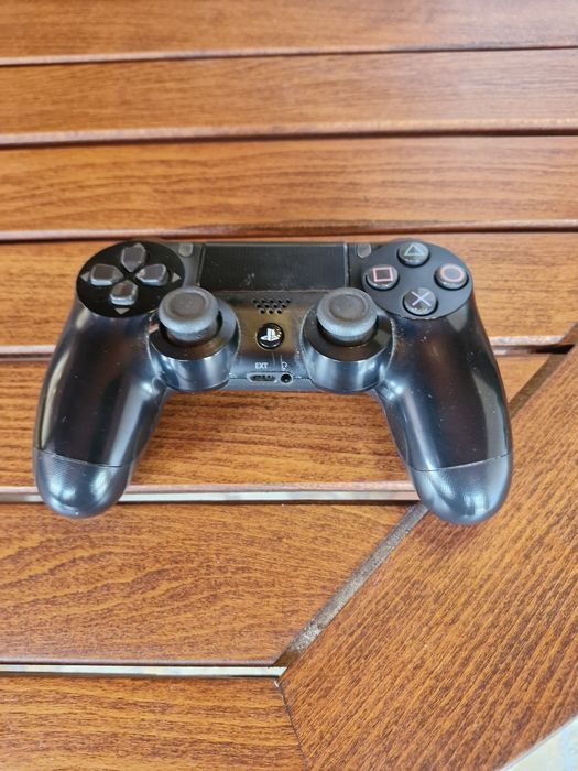 Ps4-slim pe negru