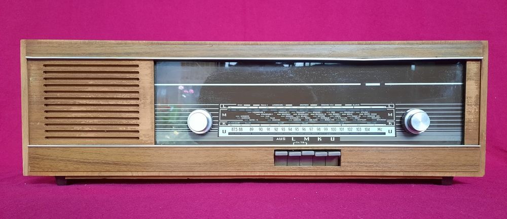 Radio vechi pe lămpi Loewe Opta / Bruns