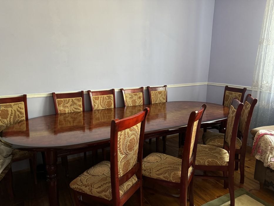 Стол со стульями на 12 персон