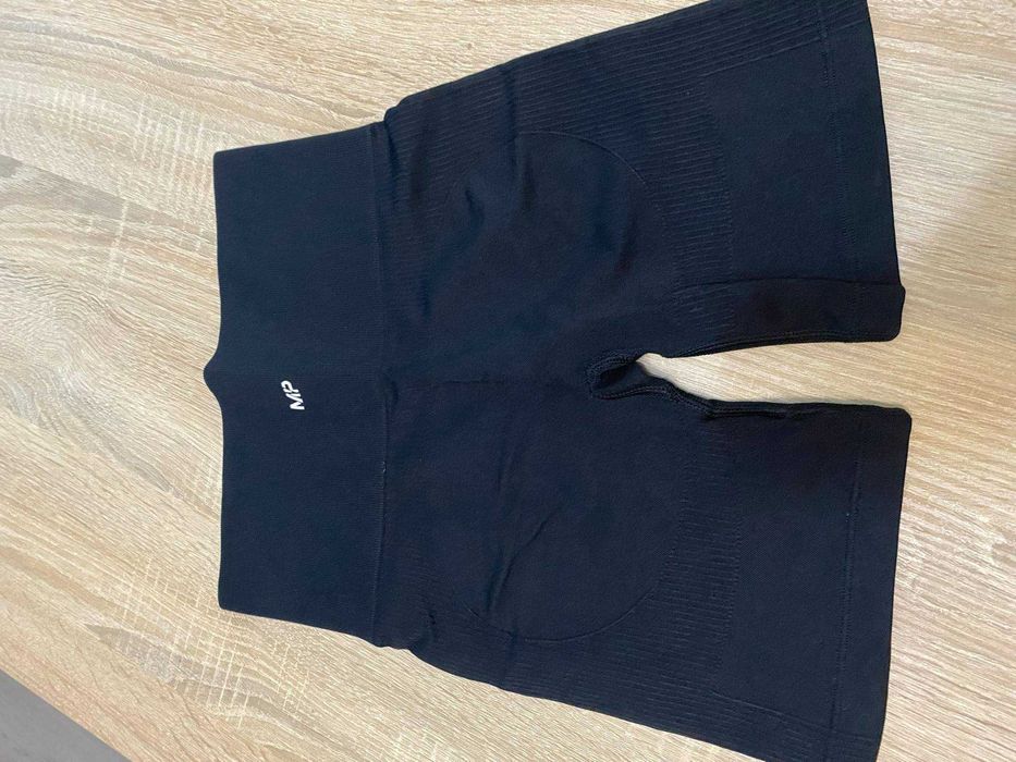 Продавам дамски спортни клинове