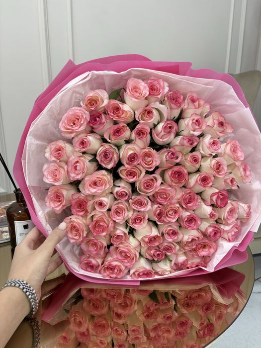 Розовые  цветы свежие………..