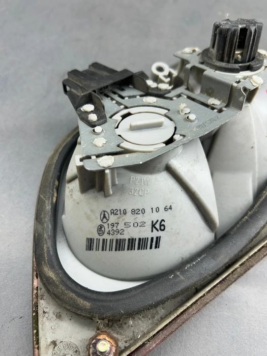 Lampa / Tripla stop dreapta pe hayon A2108201064 Mercedes-Benz E-Class