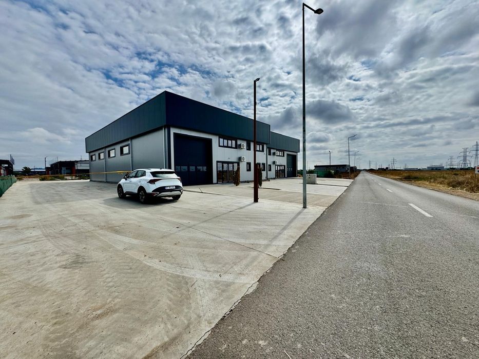 Vanzare Imobil teren 5000mp si 4 hale lipite cate doua