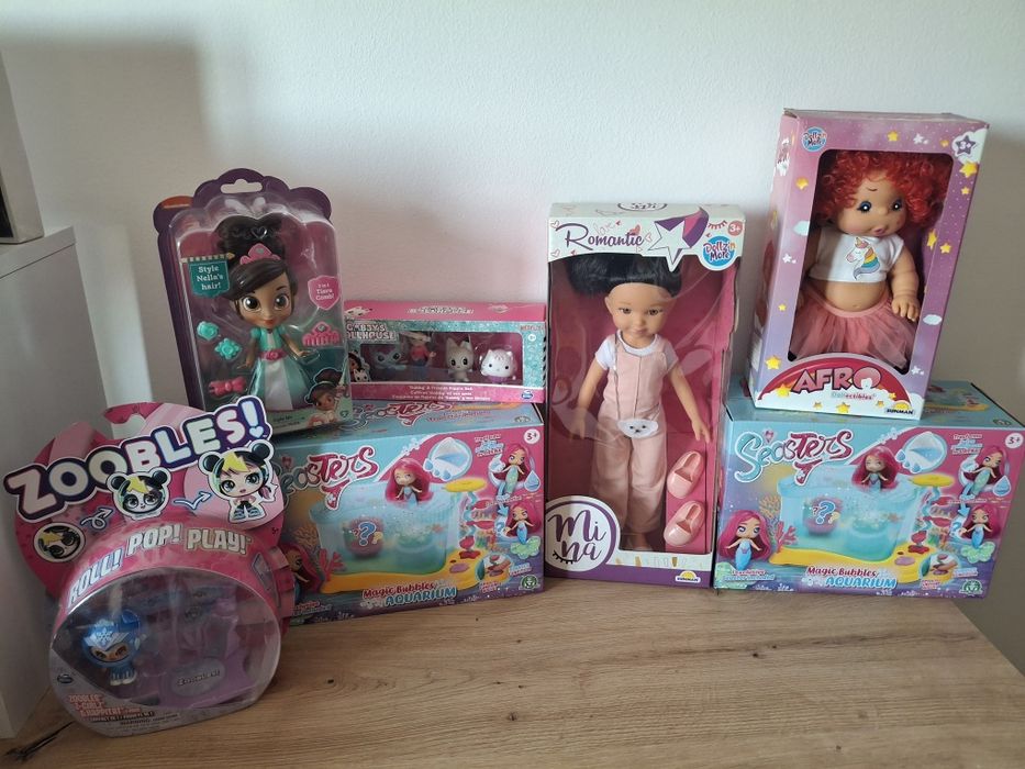 Vand lot jucarii cu 4 figurine Gabby' s Dollhouse, papusica Nella printesa cavaler, figurina  Zoobles ,2 sirene cu acvariu, papusa Mina si  Afro Doll