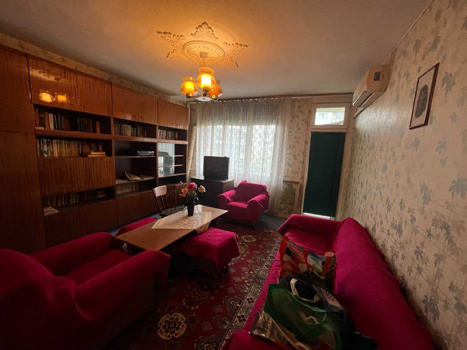 Продава апартамент с две спални и гараж в района на Абаята