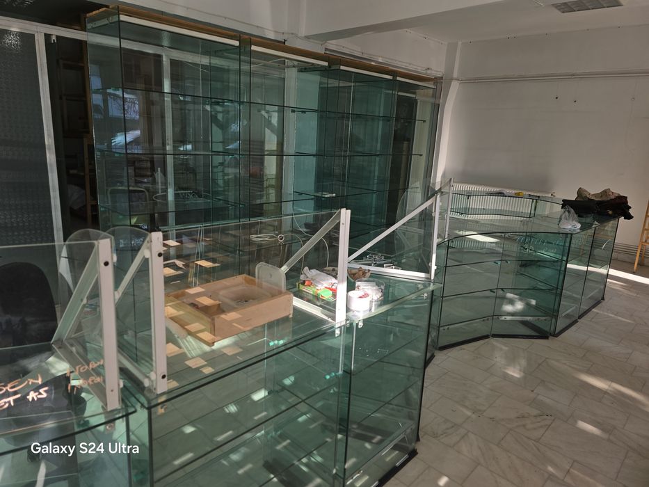 Vitrine din sticlă cu 5 rafturi