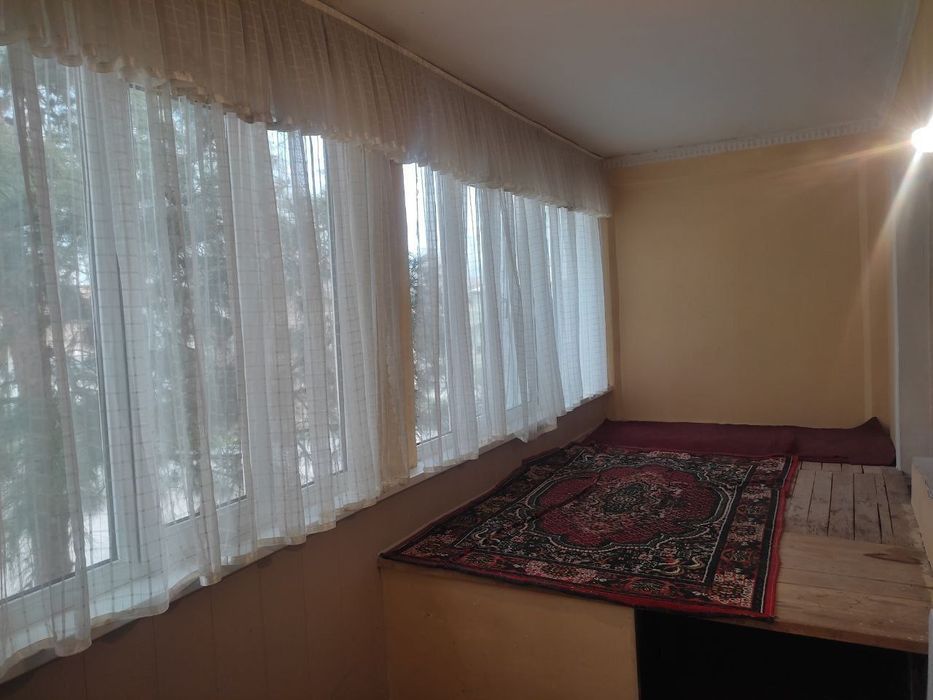 Сручна уй сотилади 
Хоналар сони 2 та
Каватлиги 2- кават 
Балкон 2х6