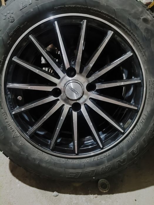 Продам зимние резины с дисками