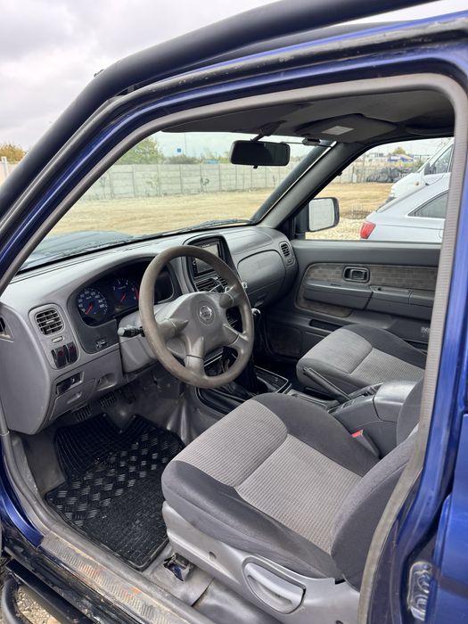 Vând Nissan Navara