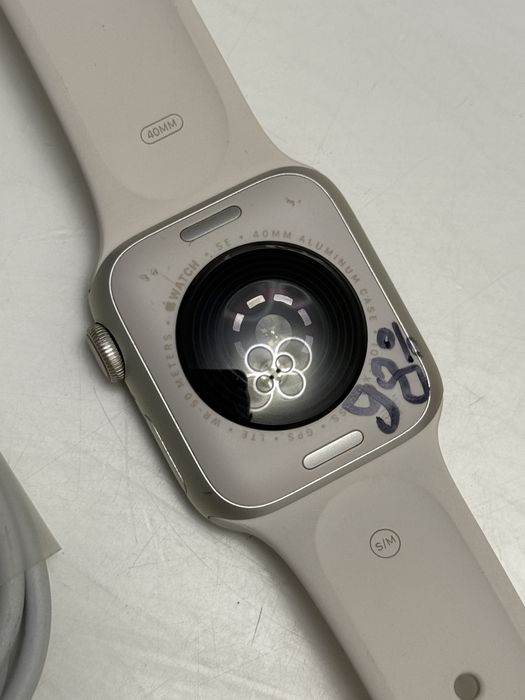 Apple Watch SE 3, GPS, 40 mm, Starlight Aluminium Case 98%Battery