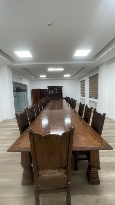 Стол, стулья и шкаф