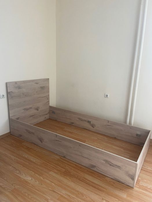 Продава две единични легла с шкафчета