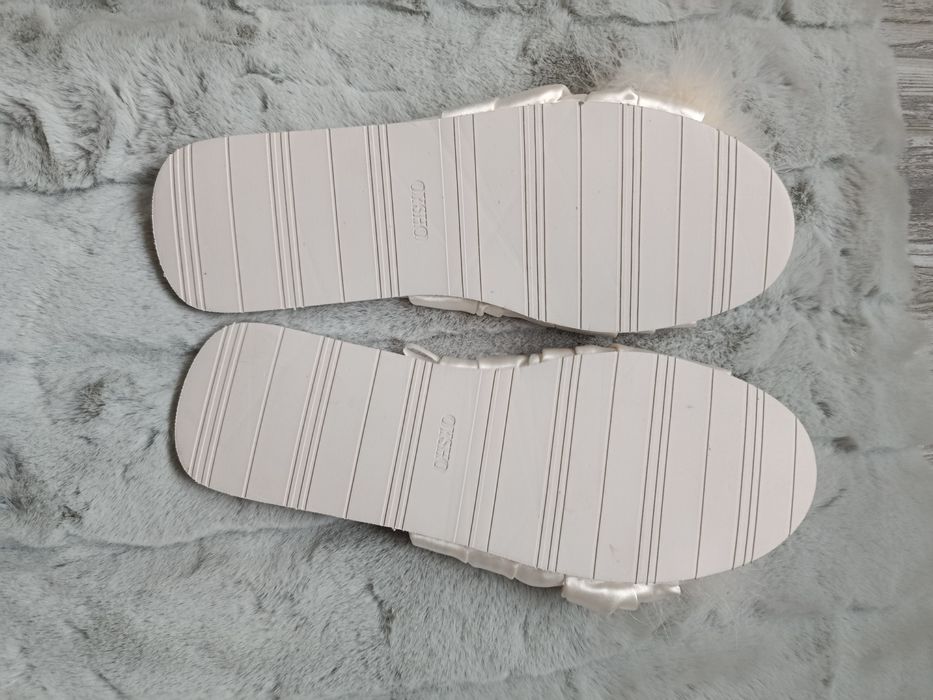 Сатенени чехли с пух OYSHO