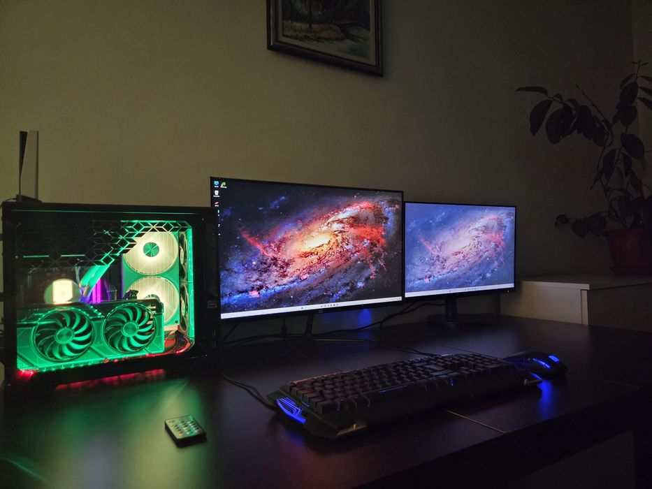 Геймърски комп.  RTX4070 32GB RAM 2 монитора