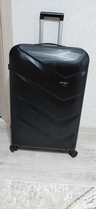 Чемодан XL в хорошем состоянии.