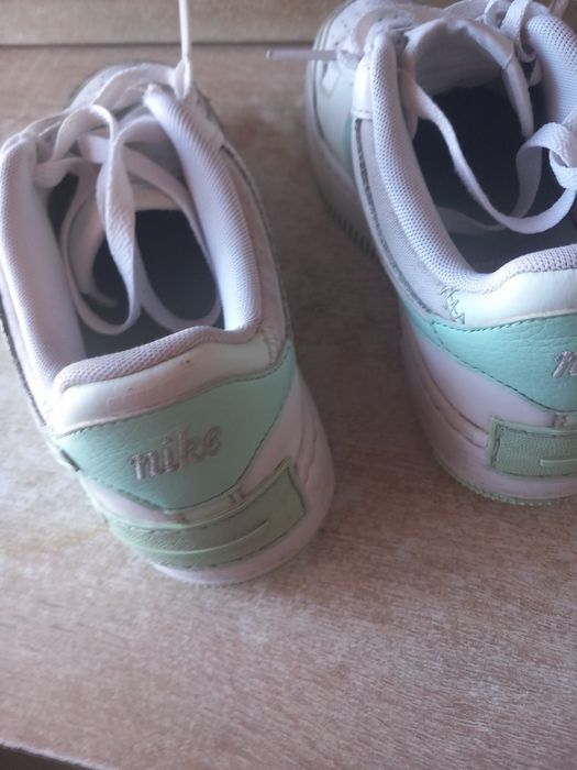 Adidași nike force albi