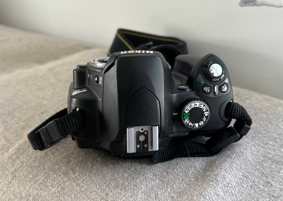 Nikon D60 DSLR body, stare bună, fără baterie, curea inclusă