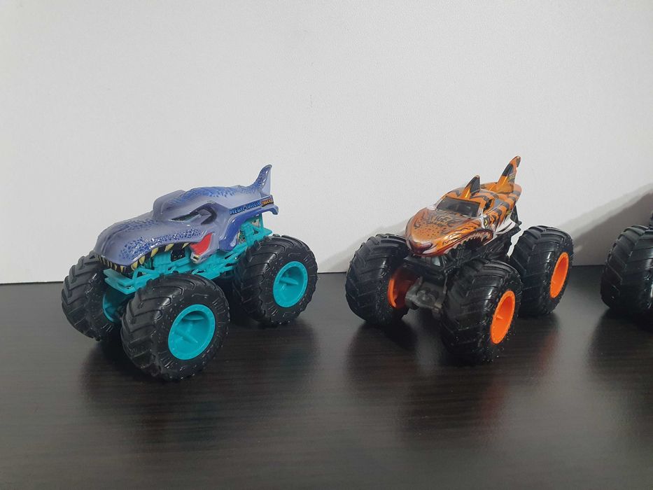 Игрален комплект 2 In 1 Hot Wheels - Мега автовоз и писта