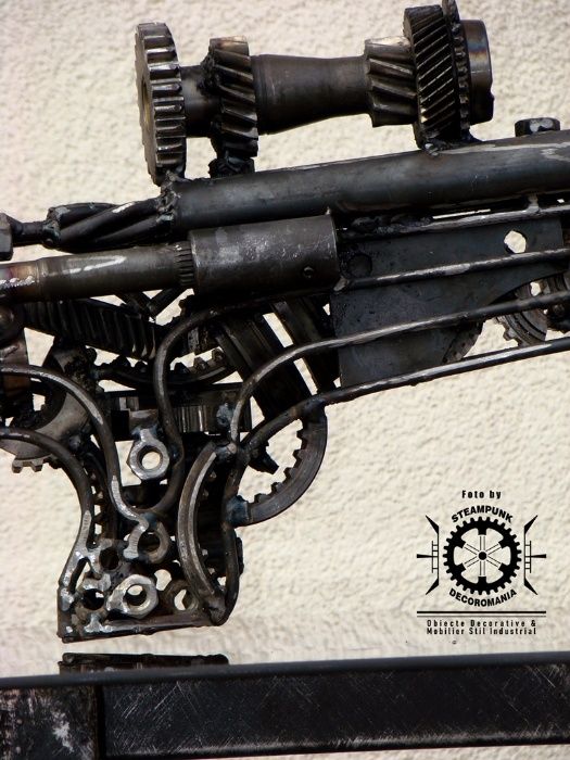 Sculptura fier ARMA DECORATIVA stil industrial,piese reciclate auto