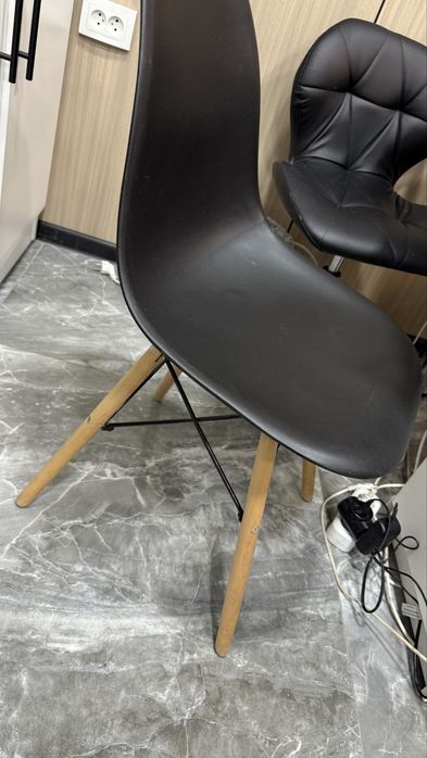 Стулья 1белый 1 черный